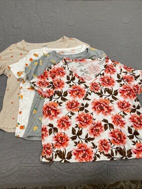 Set of 4 Old Navy Floral Short-Sleeve V-Neck Tees M